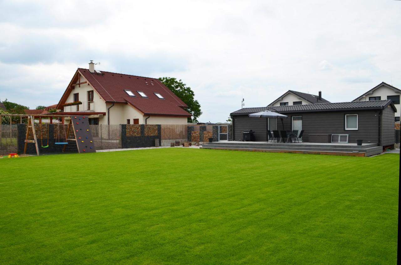 Villa Domecek U Prahy Nupaky Exterior foto